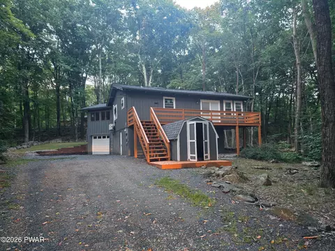 109 Village Ln, Hawley, PA 18428