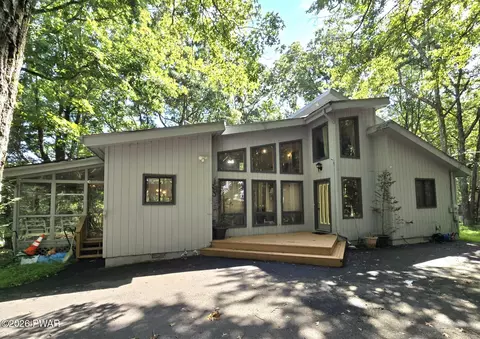 801 Tanager Ct, Lords Valley, PA 18428