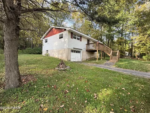 774 Elk Lake Dr, Waymart, PA 18472