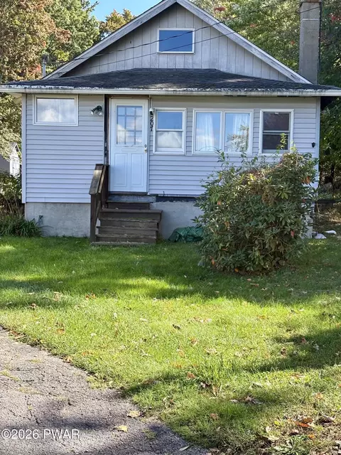 207 Pulsar Dr, Hawley, PA 18428