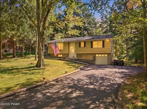 50 Woodledge Hills Dr, Hawley, PA 18428