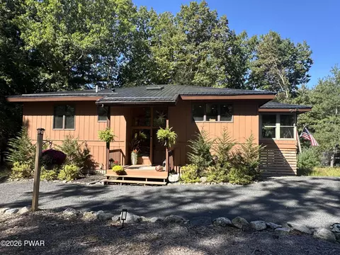 502 Canoebrook Dr, Hawley, PA 18428