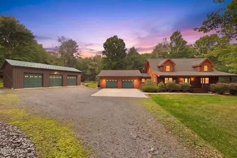 47 Fermoy Ln, Waymart, PA 18472