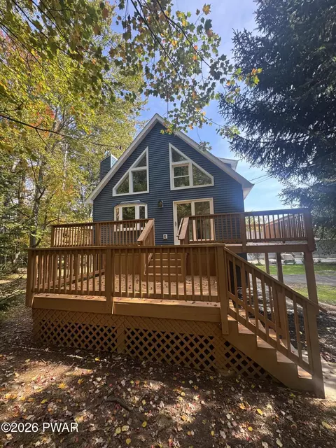 1059 Lakeland Dr, Lake Ariel, PA 18436
