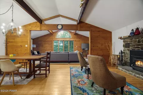 211 Waterview Dr, Lords Valley, PA 18428