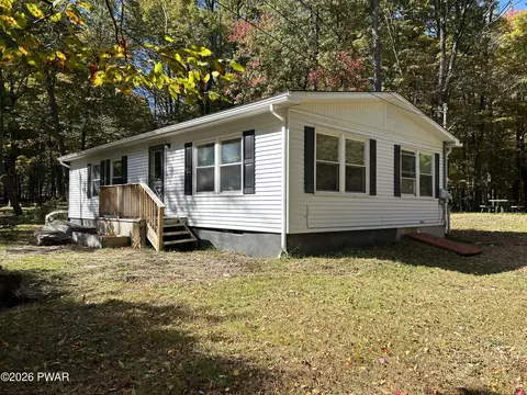 3 Chipmunk Ct, Hawley, PA 18428