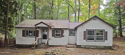 9 2nd Rd, Hawley, PA 18428