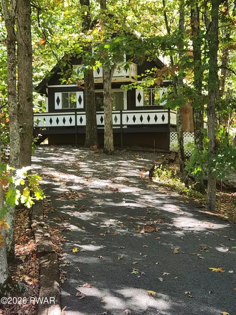 216 Mountain View Dr, Lords Valley, PA 18428