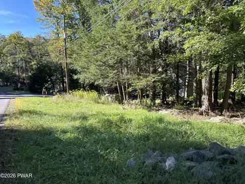 271 N Gate Rd, Lake Ariel, PA 18436