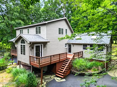 136 Eastwood Dr, Greentown, PA 18426