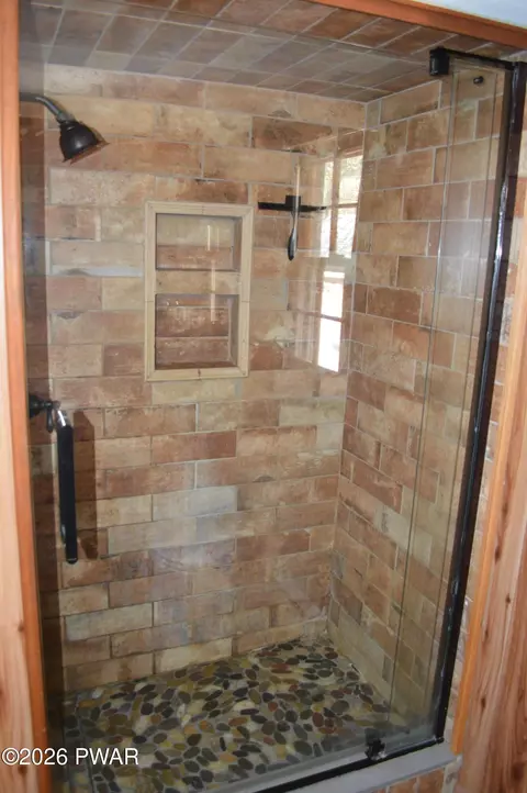 Bath - 1095 Westside Dr, Newfoundland, PA 18445 photo 2 of 3