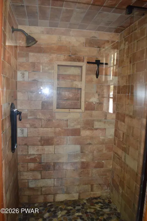 Bath - 1095 Westside Dr, Newfoundland, PA 18445 photo 3 of 3