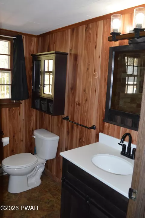 Bath - 1095 Westside Dr, Newfoundland, PA 18445 photo 1 of 3
