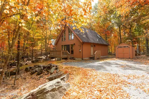 114 Log Cabin Dr, Lackawaxen, PA 18435
