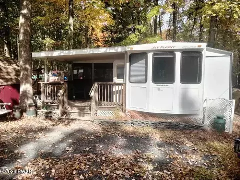 105 Village Ln, Milford, PA 18337