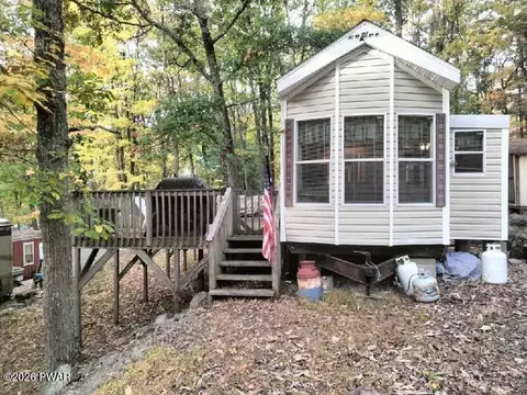 105 Viking Dr, Milford, PA 18337