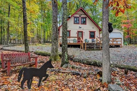 263 Upper Independence Dr, Lackawaxen, PA 18435