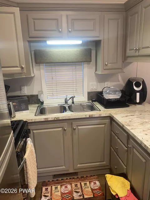 132 Commanche Dr, Shohola, PA 18458