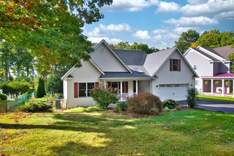 112 Hemlock Cv, Milford, PA 18337