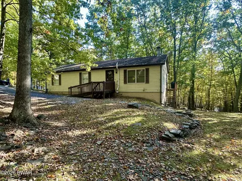 105 Maple Ct, Hawley, PA 18428