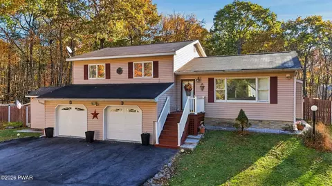 100 Crest Ct, Milford, PA 18337