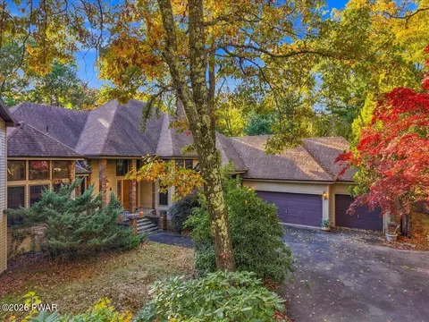 144 Ladderback Ln, Cresco, PA 18326