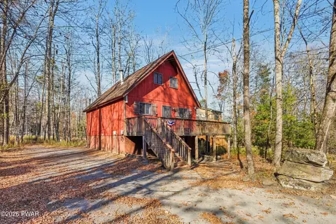 8 Garden Dr, Hamlin, PA 18427