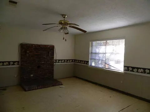 1047 S First St, Wiggins, MS 39577 photo 2