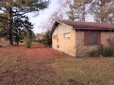 1315 Brown St, Laurel, MS 39440 photo 2