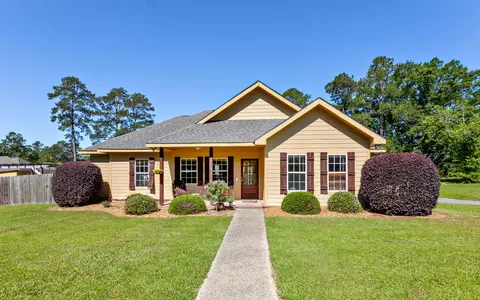 8 Fleur De Lis Dr, Laurel, MS 39440 photo 1