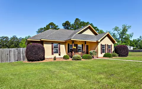 8 Fleur De Lis Dr, Laurel, MS 39440 photo 2
