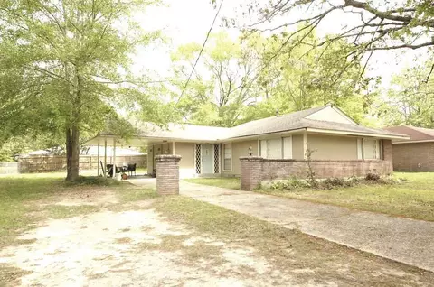 907 Sunset Cir, Columbia, MS 39429