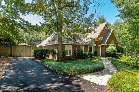 67 W Lake Rd, Hattiesburg, MS 39402