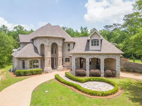 81 Monarch Blvd, Hattiesburg, MS 39402