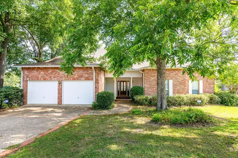 51 Stones Throw Dr, Hattiesburg, MS 39402
