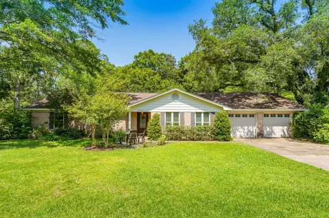 1305 Bayou Dr, Ocean Springs, MS 39564