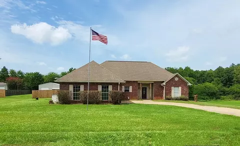 101 Hickory Ln, Mount Olive, MS 39119