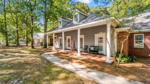 24 Englewood Dr, Hattiesburg, MS 39402