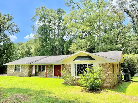 39 Carlos Dr, Ellisville, MS 39437