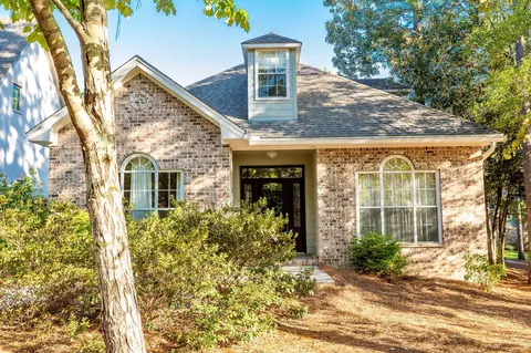 103 40th Place Cir, Hattiesburg, MS 39402