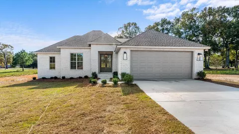 18 Wandering Oaks Ln, Hattiesburg, MS 39401