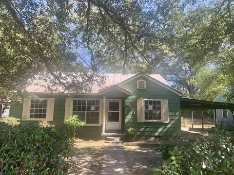 921 Poplar Dr, Laurel, MS 39440