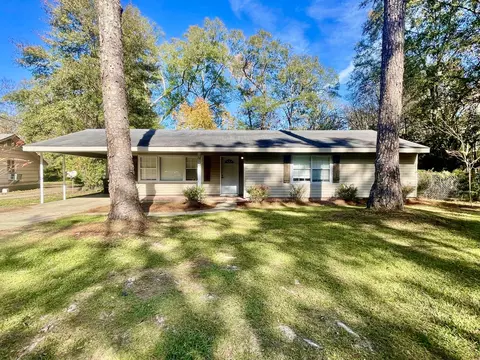 704 Crestview Dr, Hattiesburg, MS 39401
