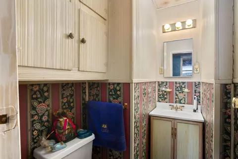 Bath - 1002 S 5th St, Collins, MS 39428 photo 1 of 2