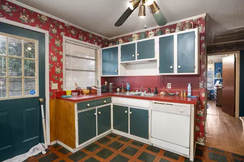Kitchen - 1002 S 5th St, Collins, MS 39428 photo 2 of 3