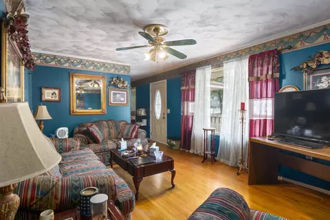 Living - 1002 S 5th St, Collins, MS 39428 photo 3 of 6