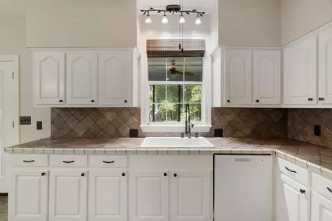 Kitchen - 23 Chestnut Ln, Sumrall, MS 39482 photo 5 of 6