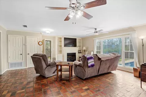 11 Giles Dr, Laurel, MS 39443 photo 9