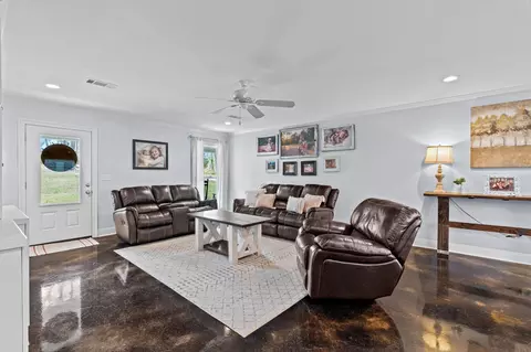 Living - 18 L Williamson Rd, Sumrall, MS 39482 photo 2 of 4