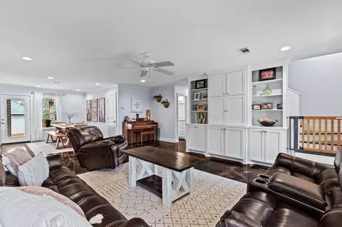 Living - 18 L Williamson Rd, Sumrall, MS 39482 photo 3 of 4